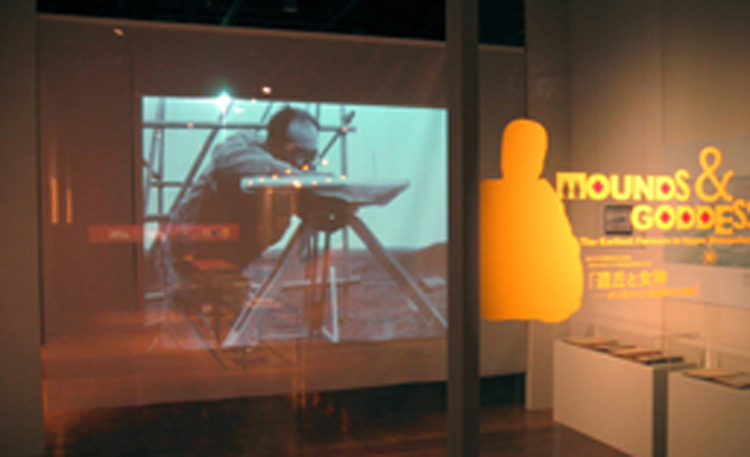 『エントランス・ムービー』暖簾状のシースルースクリーンに映像を投影することで、<br>奥に広がる展示空間を感じながら次のエリアへと入っていく演出になっています。