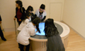 「ことばの情景」（近代文学館） 円形のタッチパネル展示で「俳句にふれよう」「ひらがなで遊ぼう」「ひらがなアニメーション」<br>３つのコンテンツが楽しめます。